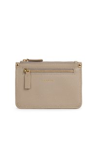 Portafoglio in pelle beige con texture, hardware dorato, scomparti con zip e logo impresso sul davanti. Forma rettangolare compatta.