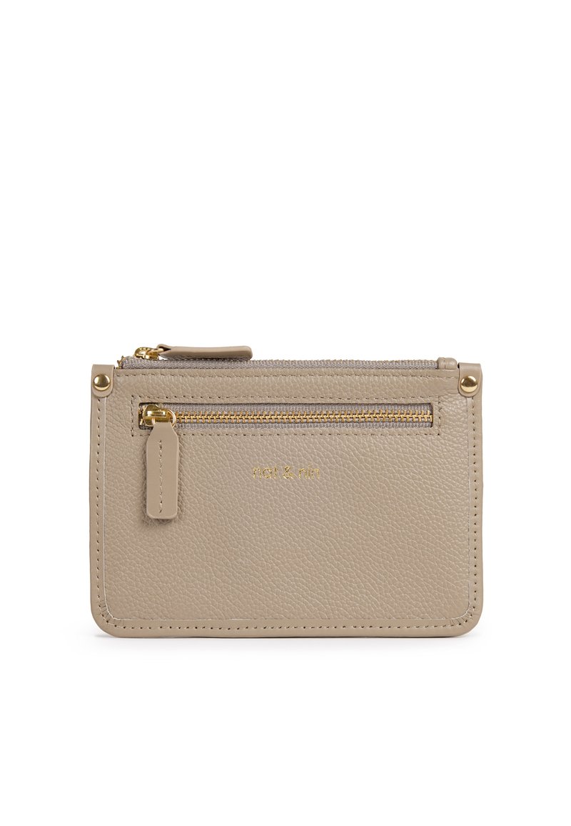 Portafoglio in pelle beige con texture, hardware dorato, scomparti con zip e logo impresso sul davanti. Forma rettangolare compatta.