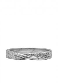 Sølvtekstureret ring med et snoet design. Har en mat finish med ujævnt overfladedetalj, der viser organiske mønstre.