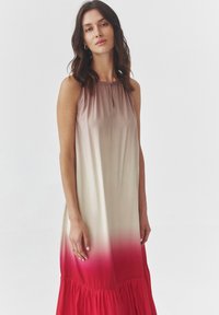 Robe sans manches en tissu lisse avec un dégradé allant du beige au rouge. Présente un col froncé et un ourlet à étages en bas.