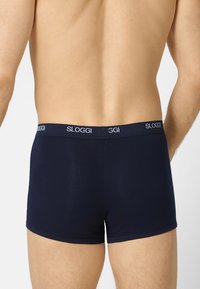 Boxer intimi Sloggi di colore blu navy con una finitura liscia e una vita elastica con dettagli del logo bianco. La vista posteriore mostra il design attillato.