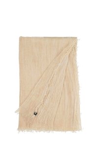 Ljusbeige, lätt linne scarf med texturerad yta, med fransiga kanter och ett subtilt vävt mönster. Tagg synlig i hörnet.