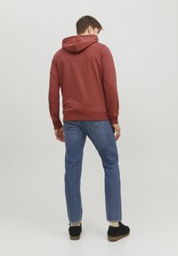 Jack & Jones JJEBASIC HOOD - Sweat à capuche - cinnabar