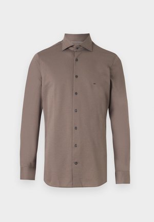 Ruskea miesten pitkähihaisen napillisen kauluspaita, jossa on terävä kaulus ja pieni "MK"-logo vasemmassa rinnassa.