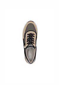 Sneaker nero e beige con tomaia in rete, punta arrotondata, dettaglio con zip dorata e lacci neri. Presenta un interno imbottito per il comfort.