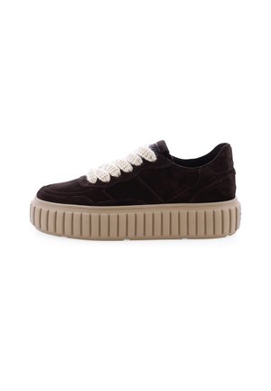 Baskets en suede marron avec une semelle épaisse et nervurée beige. Elles présentent un détail de lacets crémeux texturé et une conception épurée.