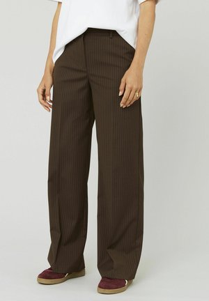 Pantalons marron à rayures avec une coupe large, fabriqués dans un tissu lisse, dotés de poches avant et d'une coupe ajustée.