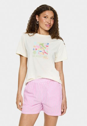 T-shirt en coton couleur crème avec un graphisme et un texte colorés sur le thème marin. Accompagné de shorts à rayures roses, dotés d'une taille élastique.