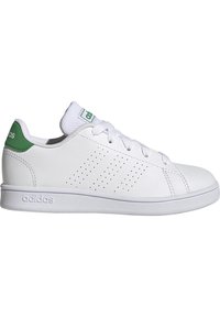 Zapatilla de cuero blanca con detalles en verde en el talón y la lengüeta, que presenta un diseño lateral perforado, cordones planos y una suela de goma texturizada.