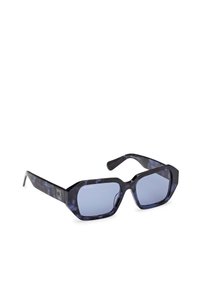 Sluneční brýle s modrým tónováním a úhlovým, přesměrným designem. Vyrobené z vzorovaného acetátu s tmavě modrými a černými odstíny. Stříbrný detail loga na stranici.