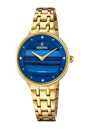 Montre-bracelet en métal doré avec un cadran rayé bleu, un mouvement à quartz et des accents ressemblant à des diamants entourant le cadran ; elle possède deux aiguilles dorées.