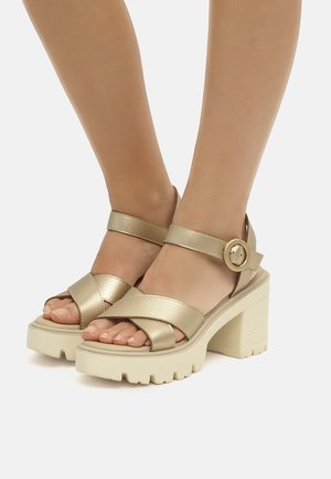 Sandalias con plataforma - oro