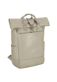 Sac à dos beige à fermeture roulante avec poche avant, fermoir métallique, poignées en tissu et poches latérales, affichant un petit logo « Expatrié ».