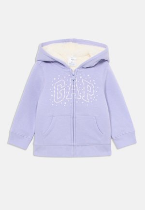 Felpa con zip per bambini di colore lilla, con fodera in pile bianco, tasche anteriori e un motivo a stelle bianche che forma la parola "GAP" sul petto.