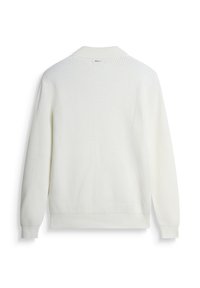 Maglione bianco a coste con colletto alto, maniche lunghe e polsini aderenti; presenta una superficie testurizzata e un design minimalista.