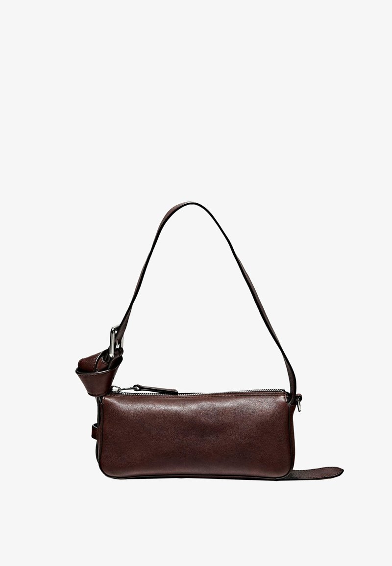 Braune Leder-Umhängetasche mit glatter Textur, rechteckiger Form, Reißverschluss und verstellbarem Riemen, mit silbernen Hardware-Details.