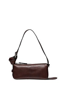 Sac à épaule en cuir marron avec une texture lisse, de forme rectangulaire, fermeture éclair et bandoulière réglable, avec des accents en métal argenté.