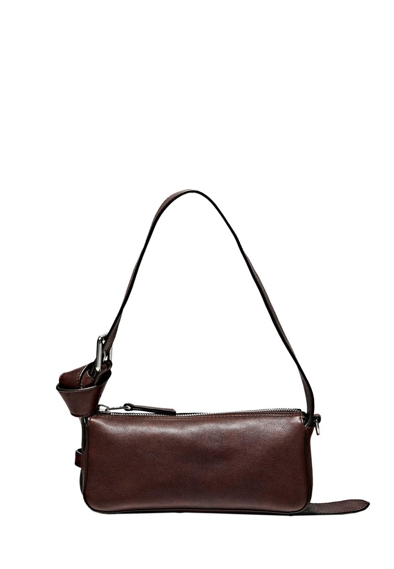 Sac à épaule en cuir marron avec une texture lisse, de forme rectangulaire, fermeture éclair et bandoulière réglable, avec des accents en métal argenté.