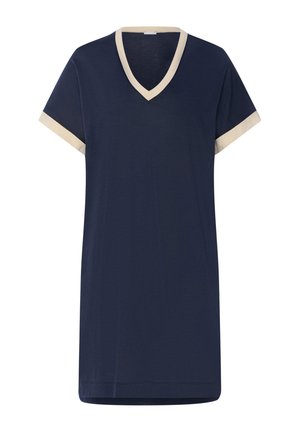 Laivastonsininen V-pääntie t-paita, jossa on vaalea kontrastireunus kauluksessa ja hihansuissa. Valmistettu pehmeästä kankaasta, rento istuvuus ja lyhyet hihat.