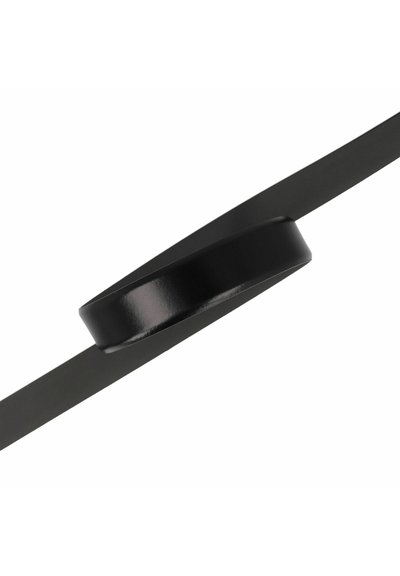 Ceinture noire avec une boucle circulaire lisse. La sangle est plate et large, avec une finition mate uniforme.