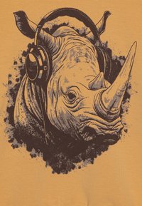 Grafische Illustration eines Nashorns, das schwarze Kopfhörer auf einem orangen Hintergrund trägt. Sie zeichnet sich durch detaillierte Texturen und ein kontrastierendes dunkles Spritzdesign aus.