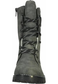 Bota de cuero gris con cordones negros, cremallera lateral y superficie texturizada. Presenta una suela de goma y acentos de costura.