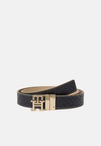 Ceinture en cuir noir avec un motif embossé et des finitions en métal doré. Équipée d'une boucle rectangulaire avec un design de logo entrelacé.