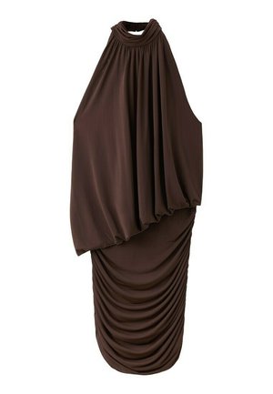 Vestido marrón oscuro sin mangas con cuello alto fruncido, parte superior asimétrica drapeada y falda ajustada fruncida que llega por debajo de la rodilla.