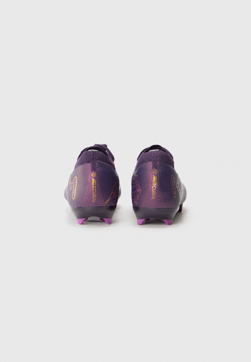 Botas de fútbol moradas con un acabado texturizado, con tacos rosas, acentos del logo en dorado y un diseño elegante y aerodinámico.