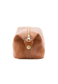 Borsa per articoli da toeletta in pelle marrone con forma rettangolare piatta, chiusura con zip e un dettaglio con bottone a pressione su un lato. Texture liscia.