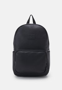 Svart ryggsäck i slätt material, med rund form, framfick som kan stängas med dragkedja och ett handtag på toppen för bärande.
