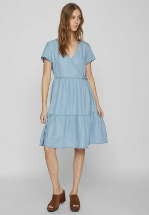 VILA KURZÄRMELIGES - Jeanskleid - light blue denim