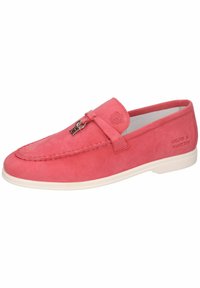 Mocassino in suede rosa con suola piatta bianca e decorative in metallo argentato. Presenta dettagli cuciti lungo la punta e il marchio lateralmente.