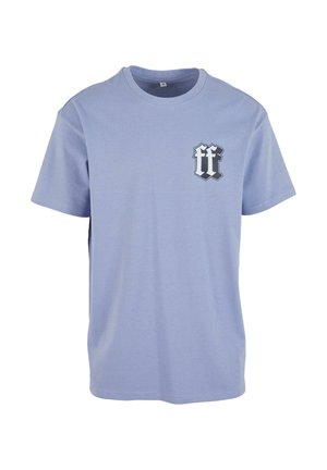 Világoskék pamut póló rövid ujjakkal és kerek nyakkal. Bal mellen fekete-fehér grafikai logó található.