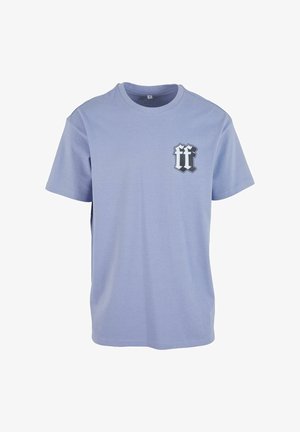 Világoskék pamut póló rövid ujjakkal és kerek nyakkal. Bal mellen fekete-fehér grafikai logó található.