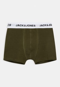 Boxers en coton vert olive avec une ceinture élastique blanche portant le texte noir "JACK & JONES." Coutures cousues et coupe ajustée.