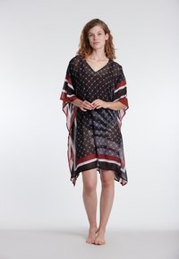 Črna prosojna kaftan obleka z V-izrezom, ki ima geometrijski vzorec in rdeče, bele ter črne črtaste detajle na rokavih in robu.