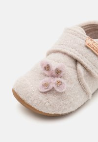 Living Kitzbühel BABYKLETTSCHUH SCHMETTERLING - Tofflor & inneskor - oat milk