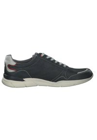 Zapatillas negras y grises con tejido texturizado, suelas blancas y cordones grises. Presenta acentos rojos en el talón y detalles de costura en los laterales.