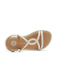 Sandalo piatto con fasce intrecciate bianche, una suola imbottita color beige e un logo rotondo con testo sulla suola. Design semplice e funzionale.