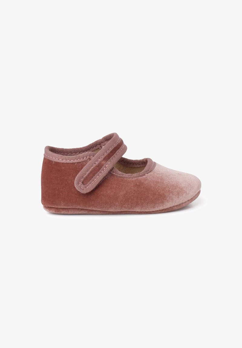 Pantoufle Mary Jane en velours dégradé rose avec un bout arrondi et une sangle ajustable. Texture douce et semelle rembourrée pour le confort.