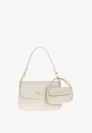 Borsa a mano in pelle beige chiaro con una mini borsa rimovibile. Presenta una maniglia superiore e un accento del logo in metallo dorato sulla parte anteriore.