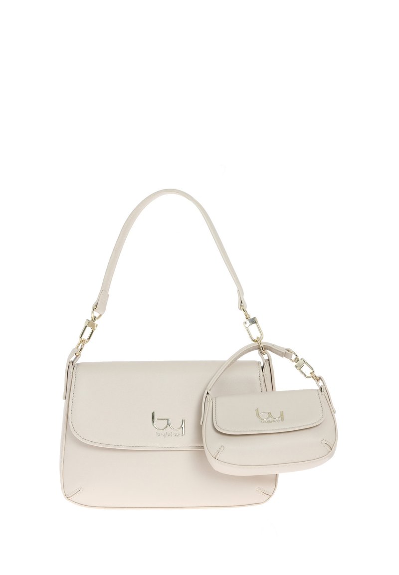 Borsa a mano in pelle beige chiaro con una mini borsa rimovibile. Presenta una maniglia superiore e un accento del logo in metallo dorato sulla parte anteriore.