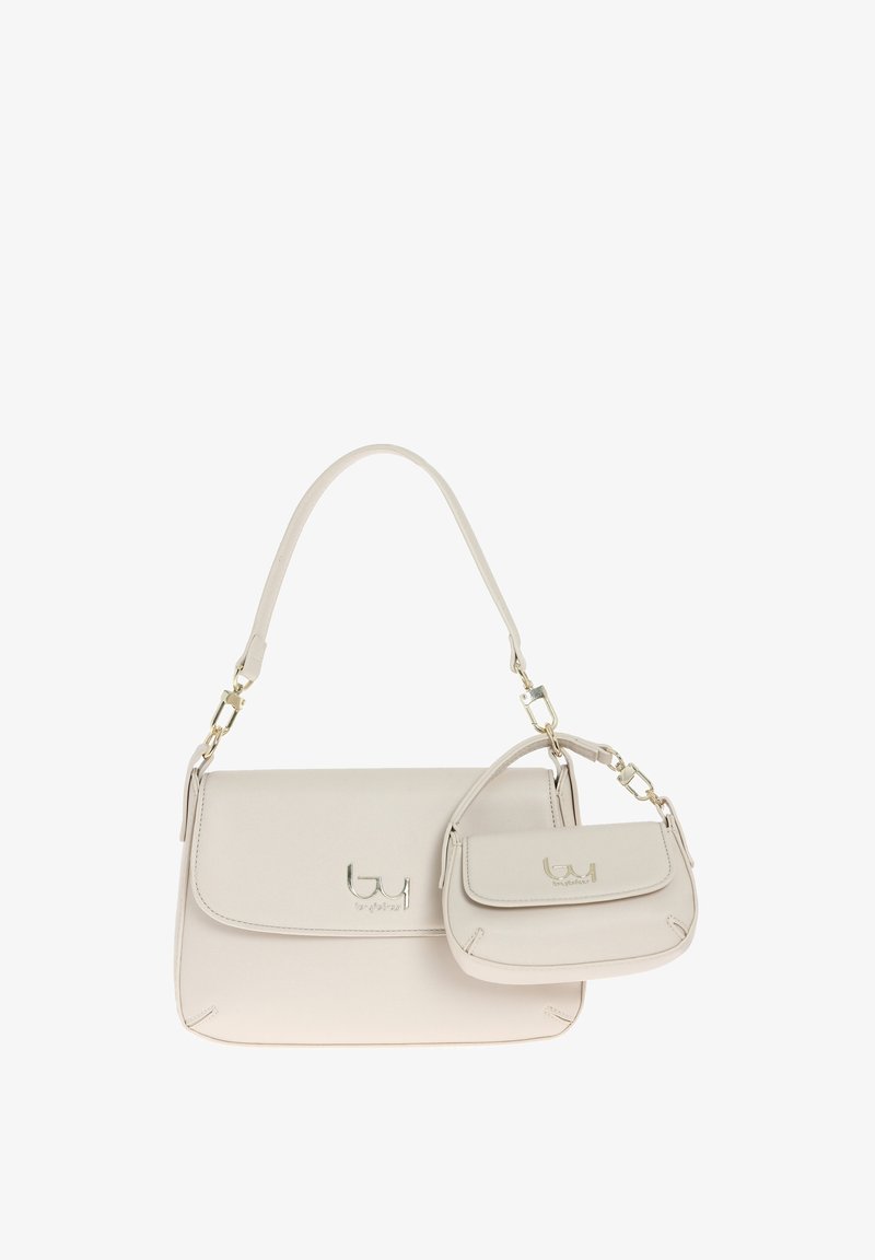 Lichtbeige leren handtas met een verwijderbaar mini-tasje. Voorzien van een bovenhandvat en een gouden metalen logo-accent aan de voorkant.