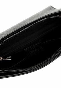 Grijze leren pouch met rits, gezien van boven, met zwarte stoffen binnenkant en een interne zak met rits.