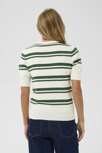 Pruhovaný pletený svetr v krémové a zelené barvě, s krátkými rukávy a žebrovaným spodním lemem. Měkká textura, volný střih, s vodorovnými pruhy.