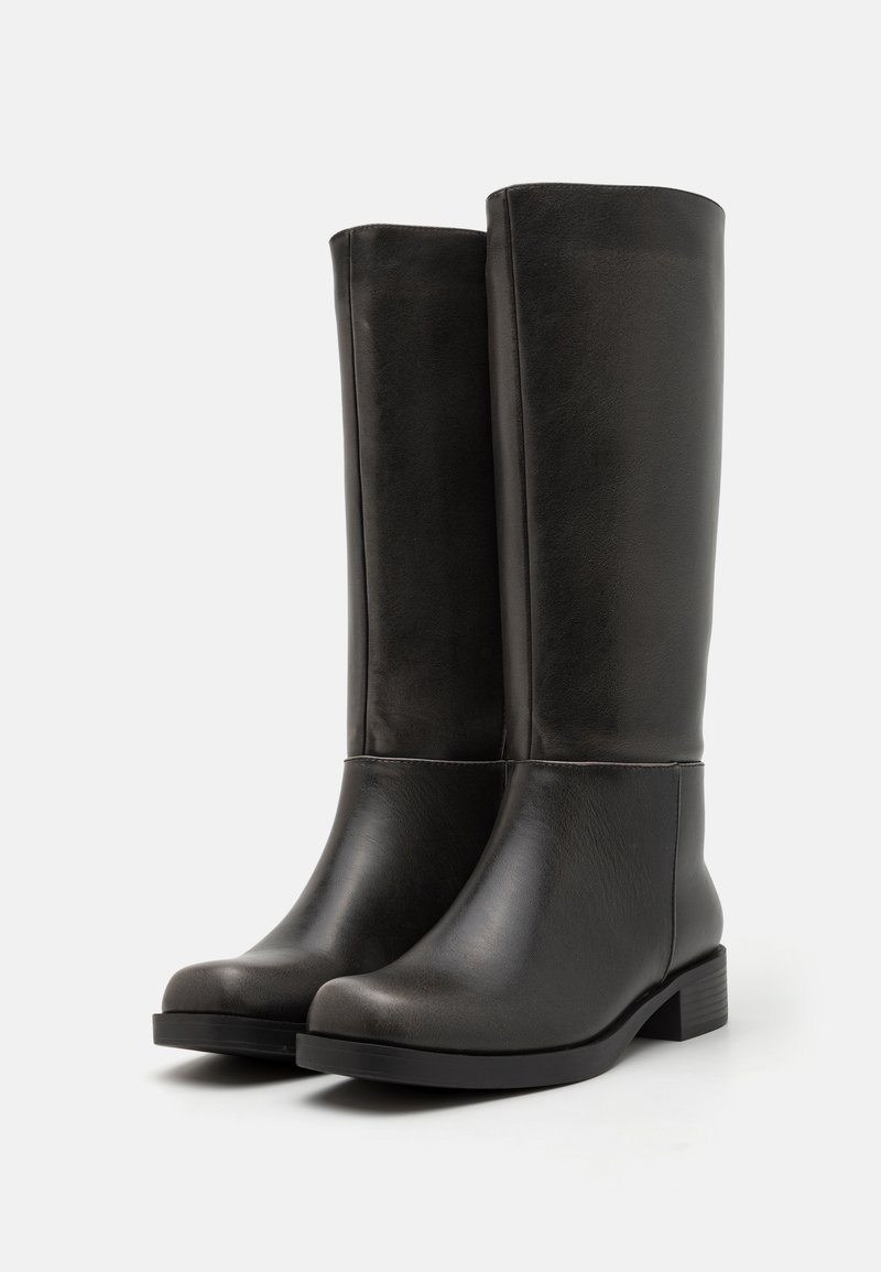 Czarne skórzane botki sięgające do kolan o gładkim wykończeniu, zaokrąglonych noskach i niskich, kwadratowych obcasach. Prosty design bez widocznych elementów metalowych czy akcentów.