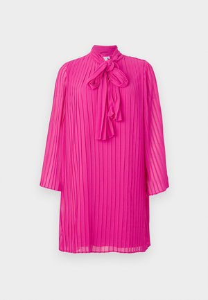 Robe plissée rose avec un nœud au niveau du col, dotée de longues manches et d'une silhouette fluide. Confectionnée en tissu léger et transparent.