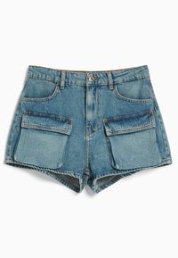 Denim shorts dengan dua saku flap besar di bagian depan, loop sabuk, penutupan tombol depan, dan warna biru pudar.
