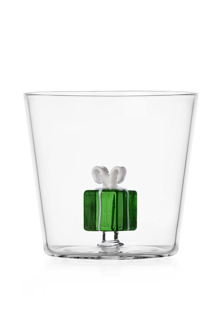 Przezroczysty szklany pojemnik o zwężającym się kształcie, zawierający zielony dekoracyjny prezent, związany białymi wstążkami.